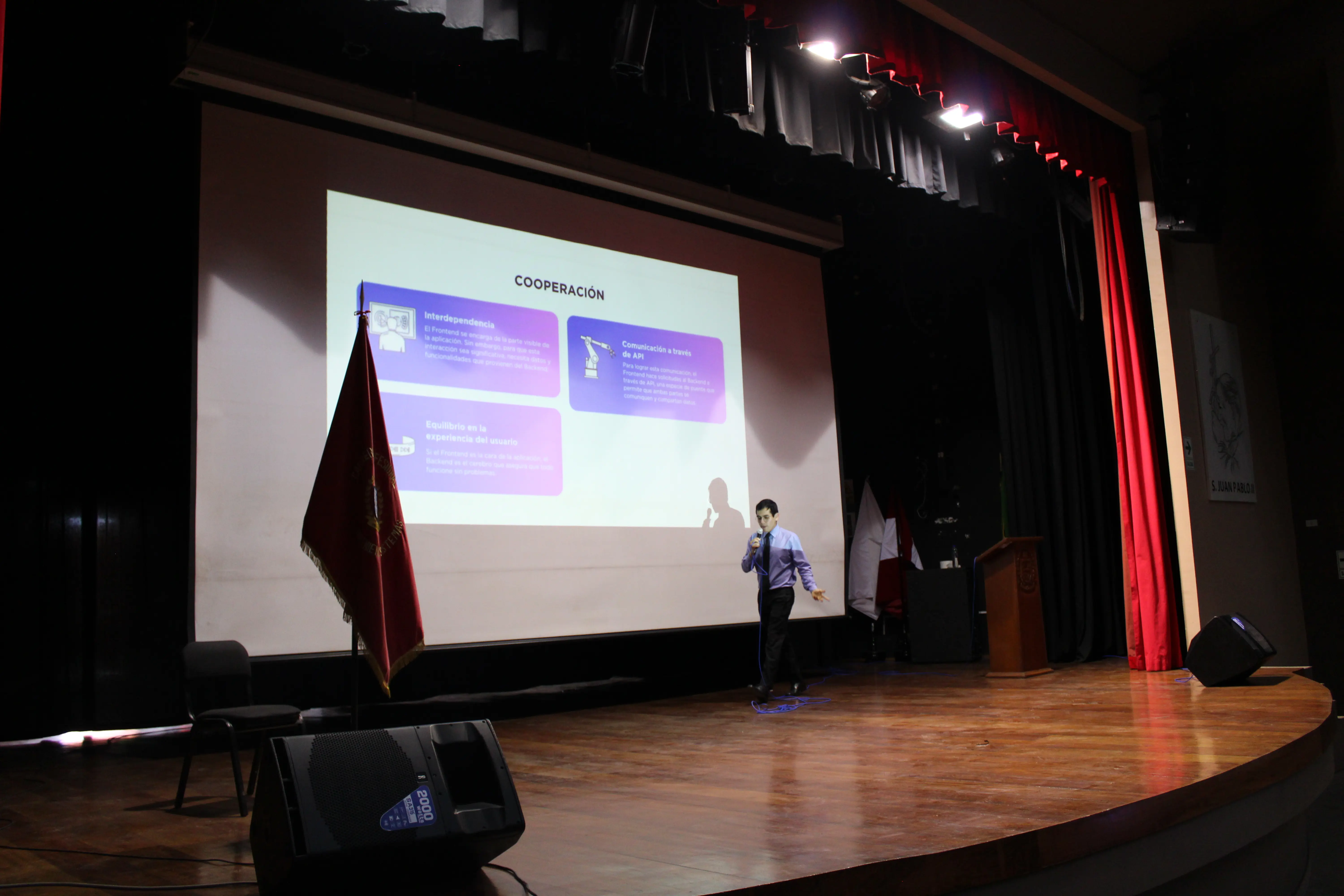 Jose Flores Chamba - Desarrollador Web - Ponencia frente al escenario de la IEEE Untels